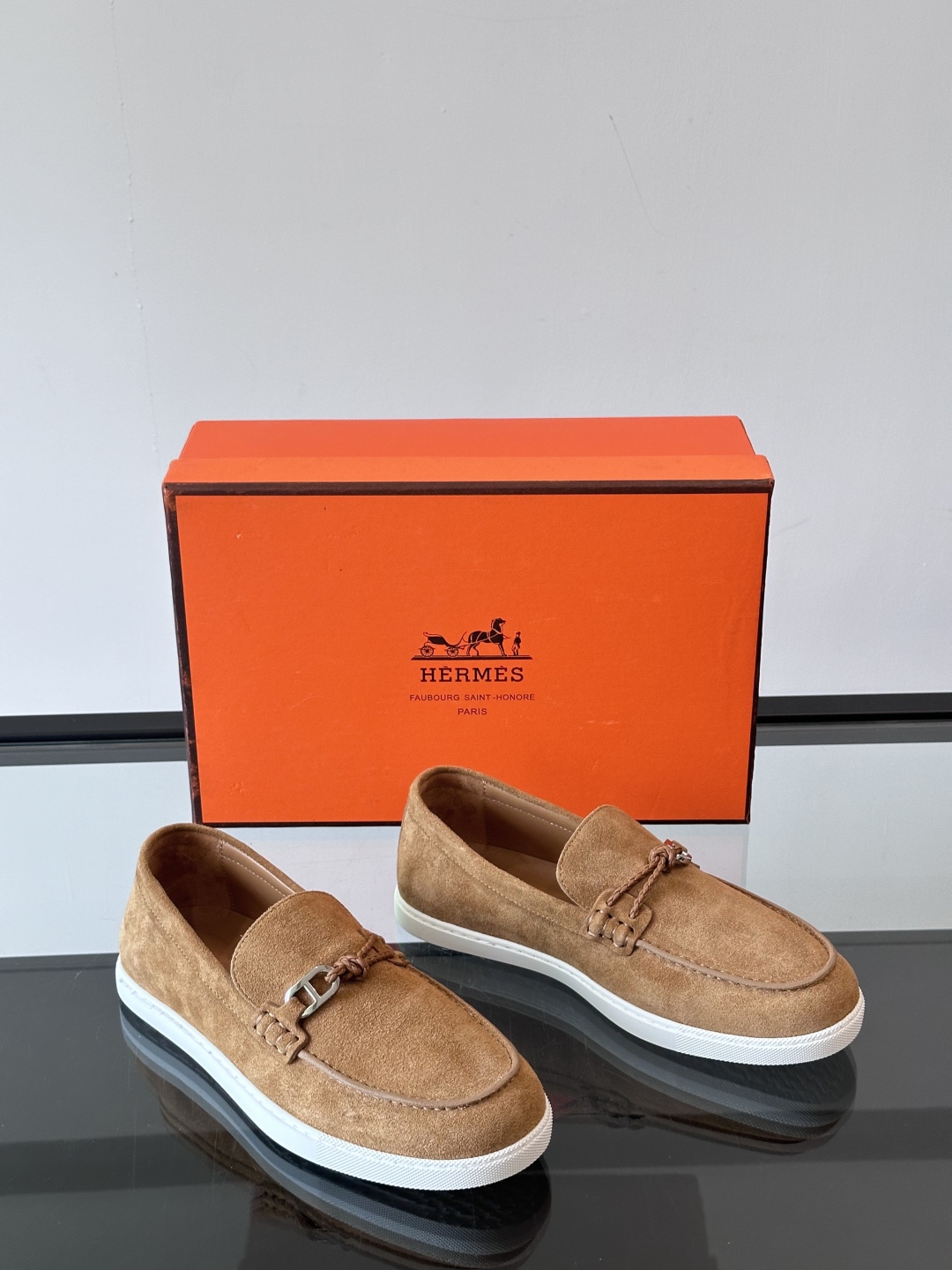 H爱马仕Ignacio乐福鞋👞。麂皮小牛皮乐福鞋，饰有皮革编绳和镀钯“Chaine d'Ancre”鞋扣