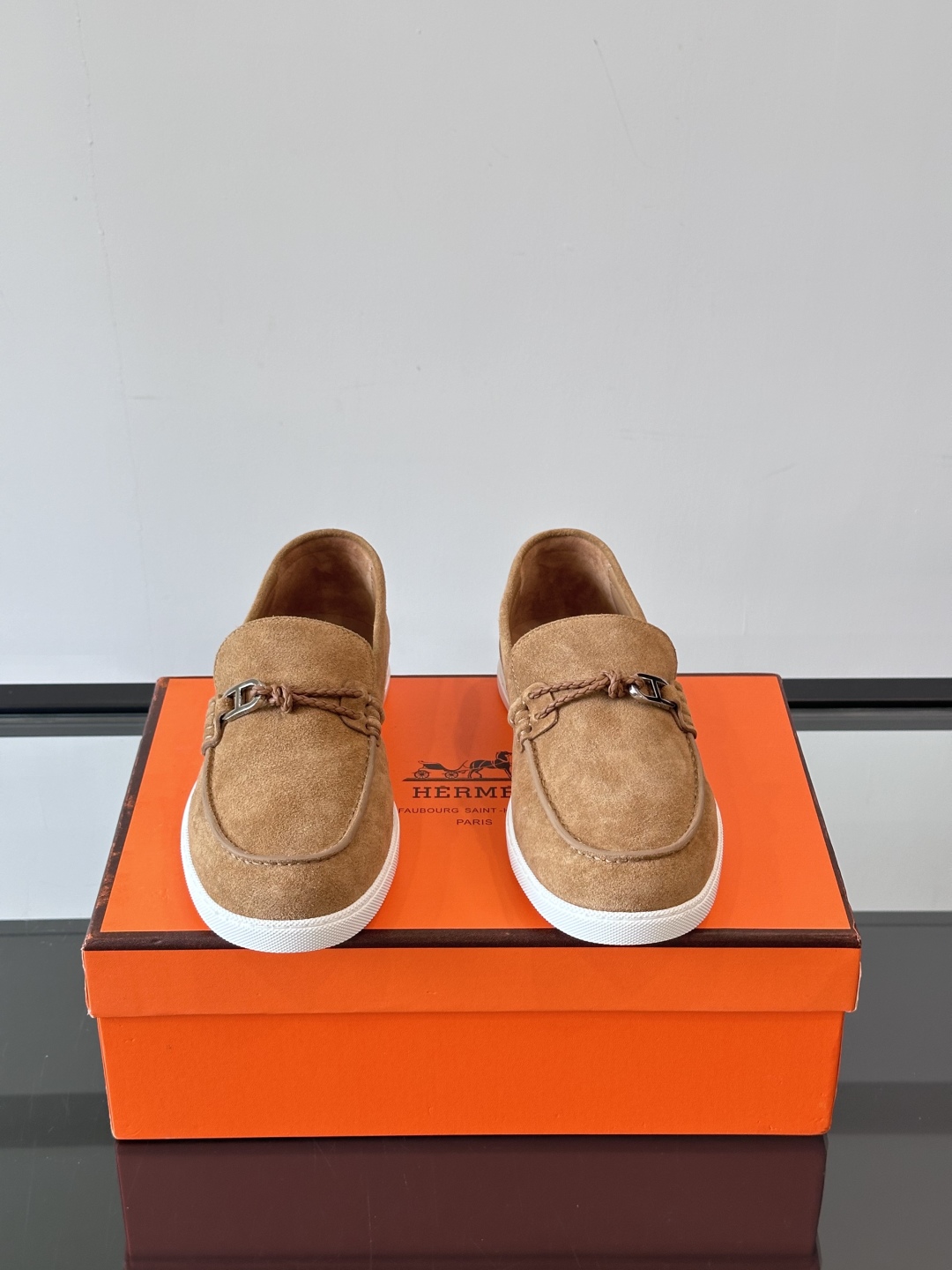 H爱马仕Ignacio乐福鞋👞。麂皮小牛皮乐福鞋，饰有皮革编绳和镀钯“Chaine d'Ancre”鞋扣