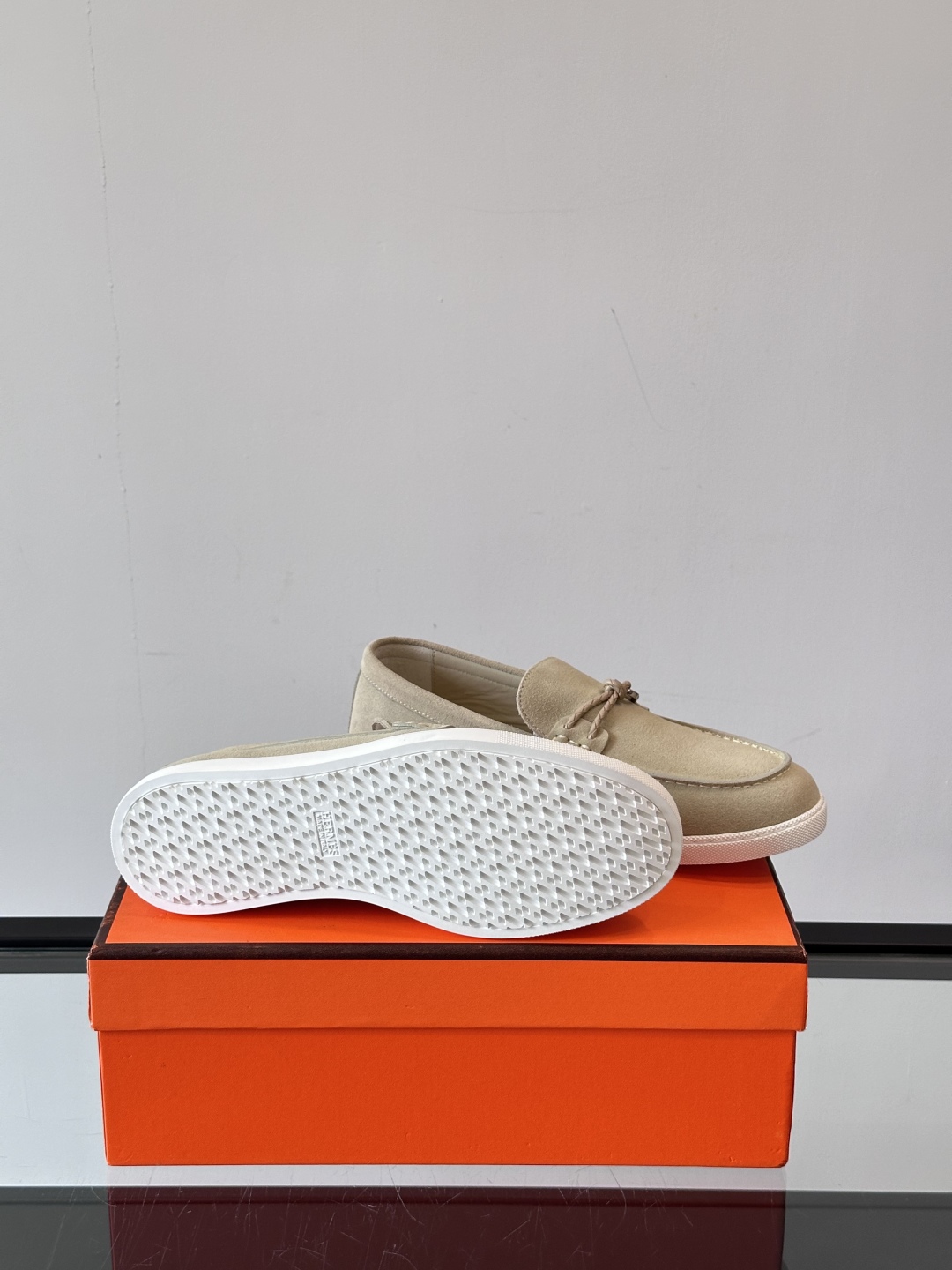 H爱马仕Ignacio乐福鞋👞。麂皮小牛皮乐福鞋，饰有皮革编绳和镀钯“Chaine d'Ancre”鞋扣