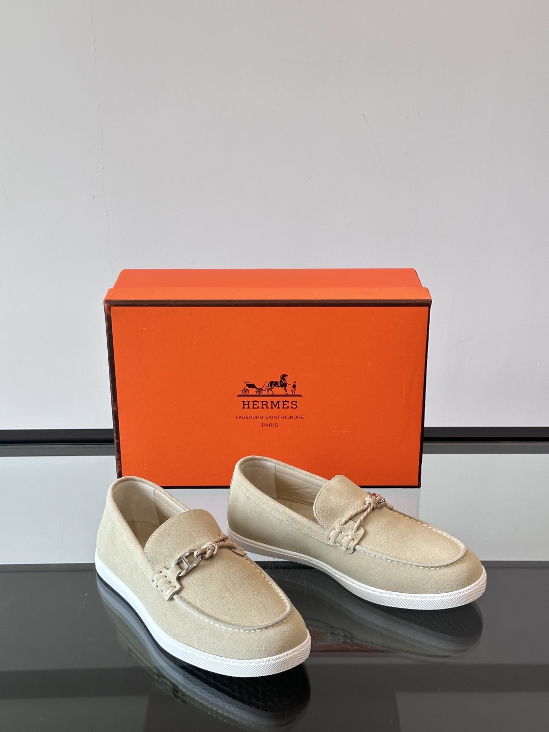 H爱马仕Ignacio乐福鞋👞。麂皮小牛皮乐福鞋，饰有皮革编绳和镀钯“Chaine d'Ancre”鞋扣