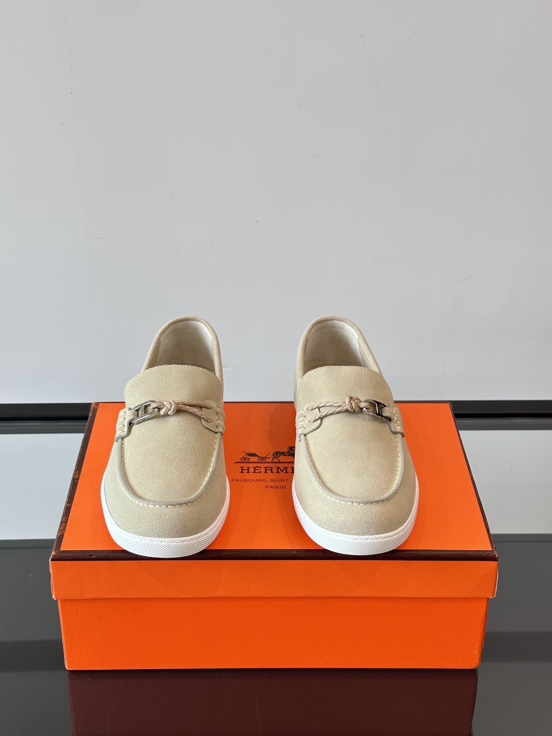 H爱马仕Ignacio乐福鞋👞。麂皮小牛皮乐福鞋，饰有皮革编绳和镀钯“Chaine d'Ancre”鞋扣