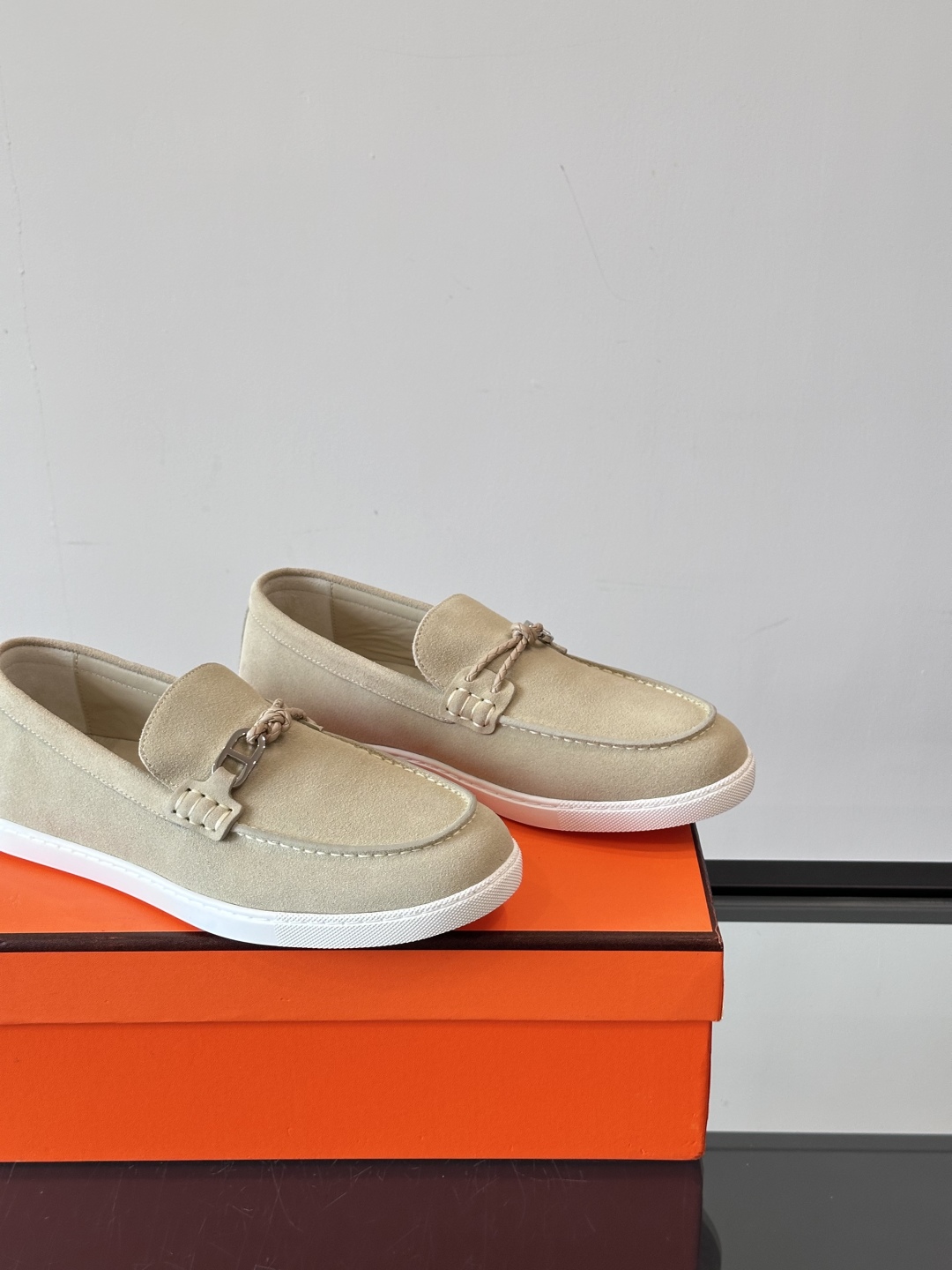 H爱马仕Ignacio乐福鞋👞。麂皮小牛皮乐福鞋，饰有皮革编绳和镀钯“Chaine d'Ancre”鞋扣