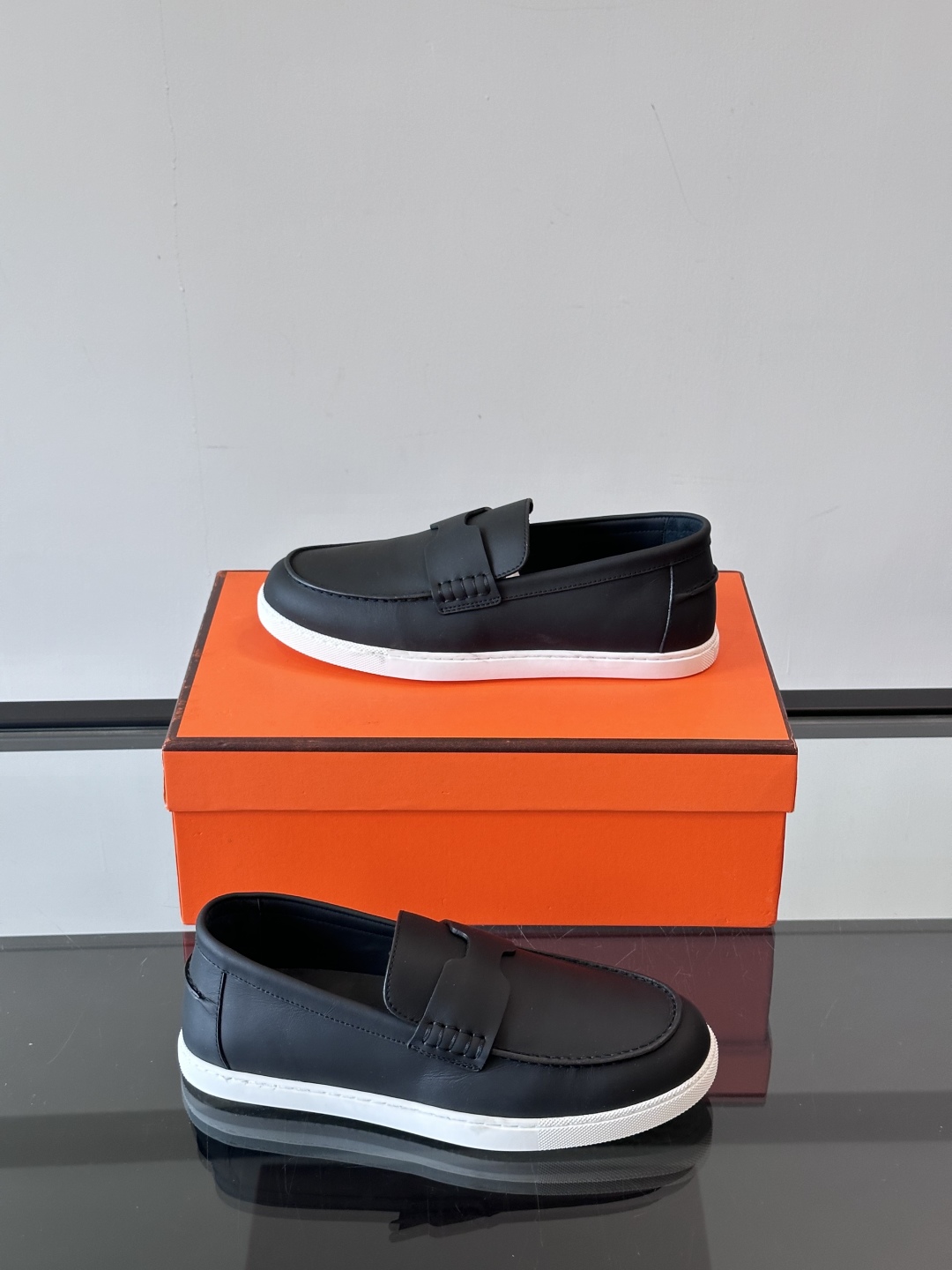 H家爱马仕  Job乐福鞋 👞！麂皮山羊皮乐福鞋，搭配橡胶鞋底，经典“H”型鞋面。
款式穿着感受舒适，打