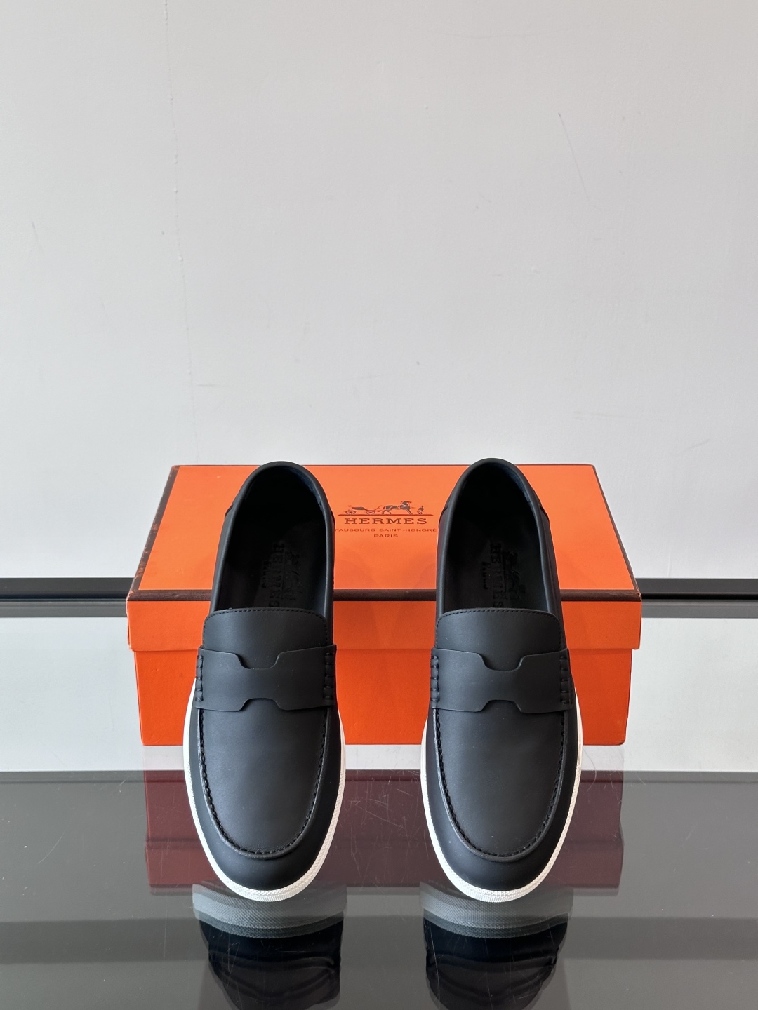 H家爱马仕  Job乐福鞋 👞！麂皮山羊皮乐福鞋，搭配橡胶鞋底，经典“H”型鞋面。
款式穿着感受舒适，打