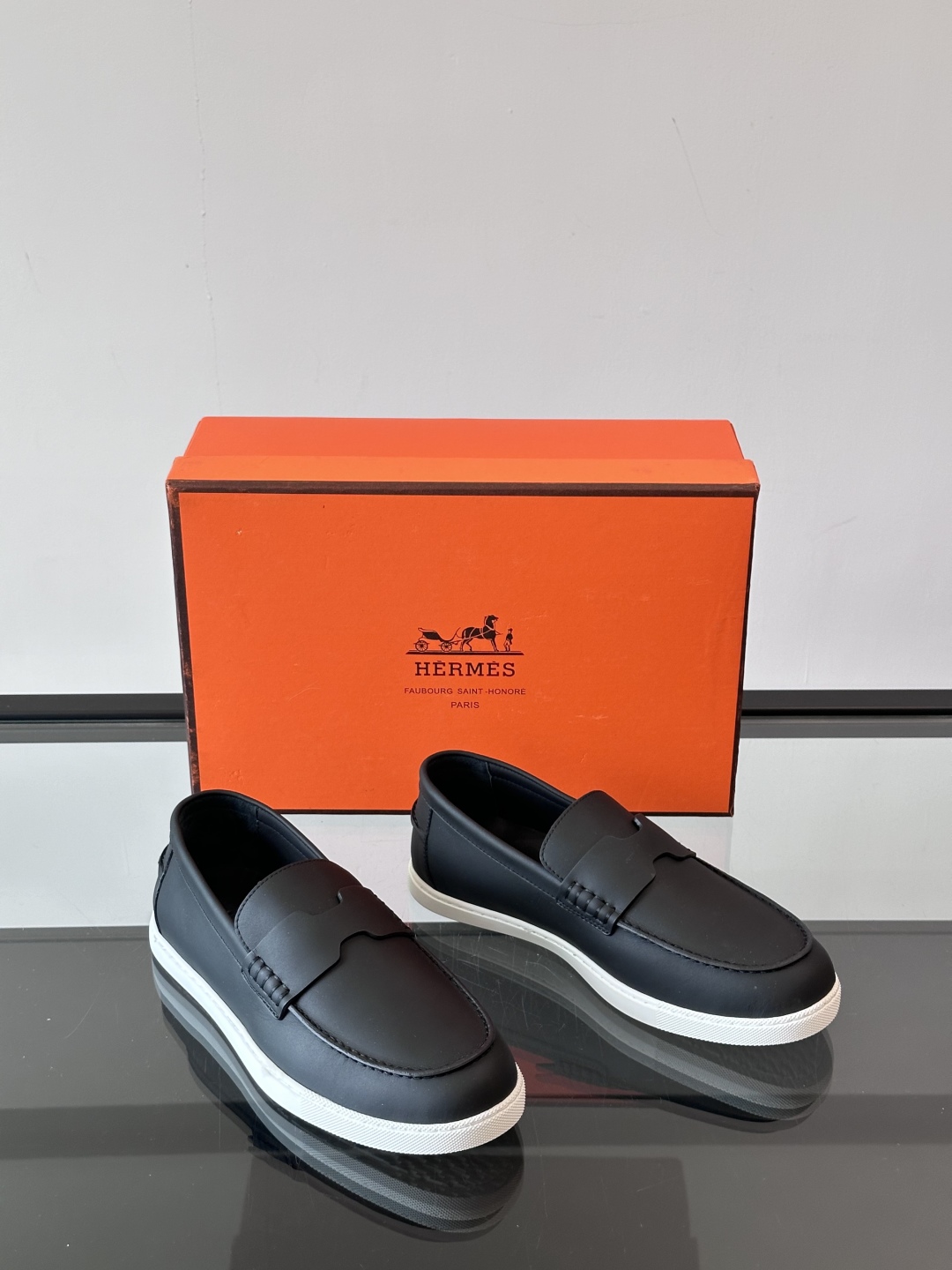 H家爱马仕  Job乐福鞋 👞！麂皮山羊皮乐福鞋，搭配橡胶鞋底，经典“H”型鞋面。
款式穿着感受舒适，打