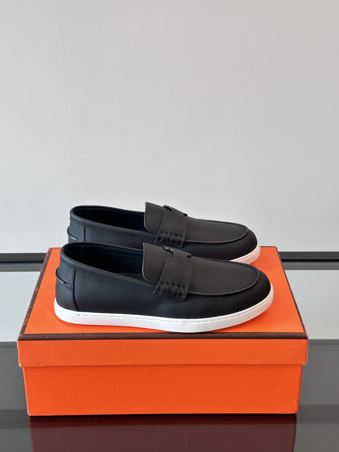 H家爱马仕  Job乐福鞋 👞！麂皮山羊皮乐福鞋，搭配橡胶鞋底，经典“H”型鞋面。
款式穿着感受舒适，打
