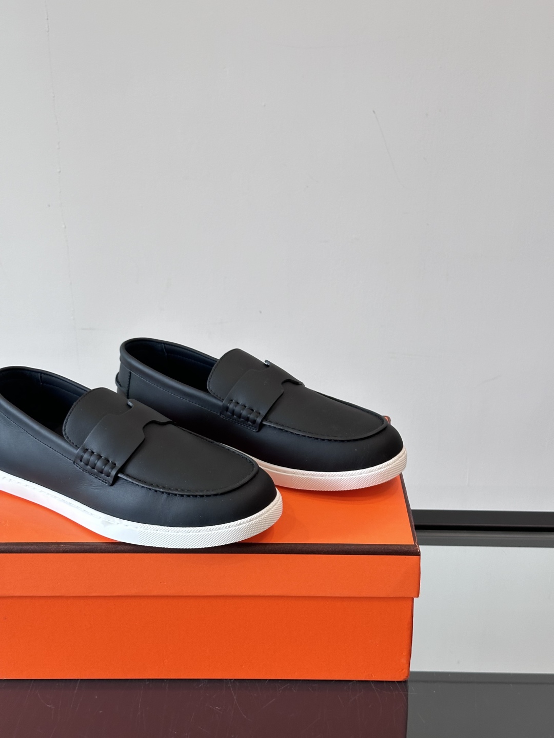 H家爱马仕  Job乐福鞋 👞！麂皮山羊皮乐福鞋，搭配橡胶鞋底，经典“H”型鞋面。
款式穿着感受舒适，打
