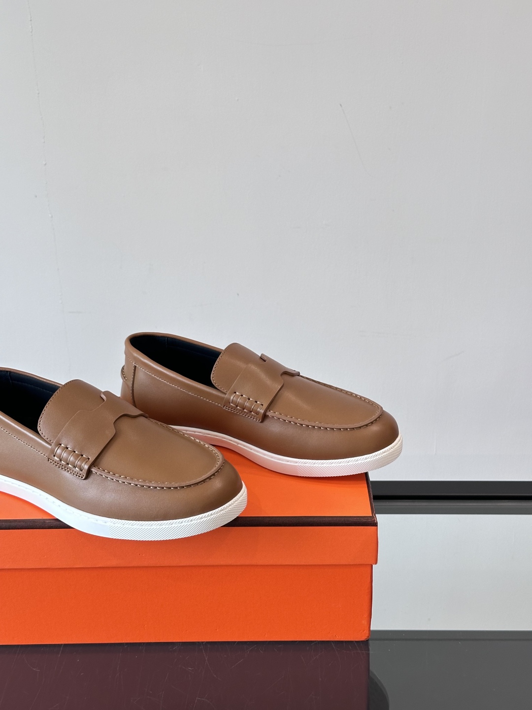 H家爱马仕  Job乐福鞋 👞！麂皮山羊皮乐福鞋，搭配橡胶鞋底，经典“H”型鞋面。
款式穿着感受舒适，打