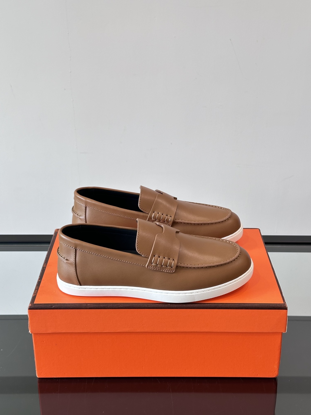 H家爱马仕  Job乐福鞋 👞！麂皮山羊皮乐福鞋，搭配橡胶鞋底，经典“H”型鞋面。
款式穿着感受舒适，打