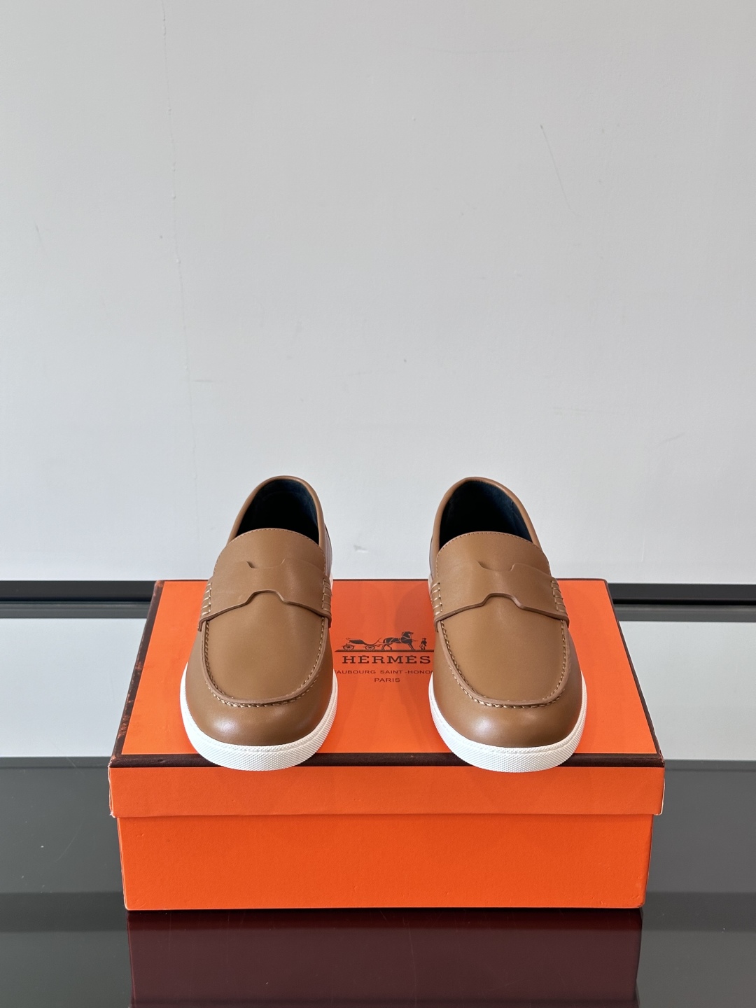 H家爱马仕  Job乐福鞋 👞！麂皮山羊皮乐福鞋，搭配橡胶鞋底，经典“H”型鞋面。
款式穿着感受舒适，打