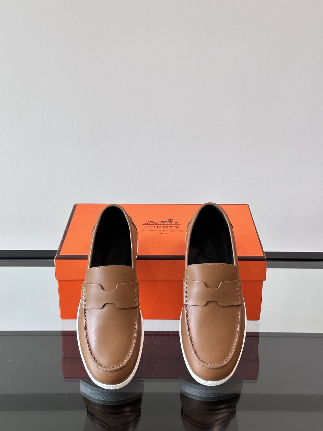 H家爱马仕  Job乐福鞋 👞！麂皮山羊皮乐福鞋，搭配橡胶鞋底，经典“H”型鞋面。
款式穿着感受舒适，打