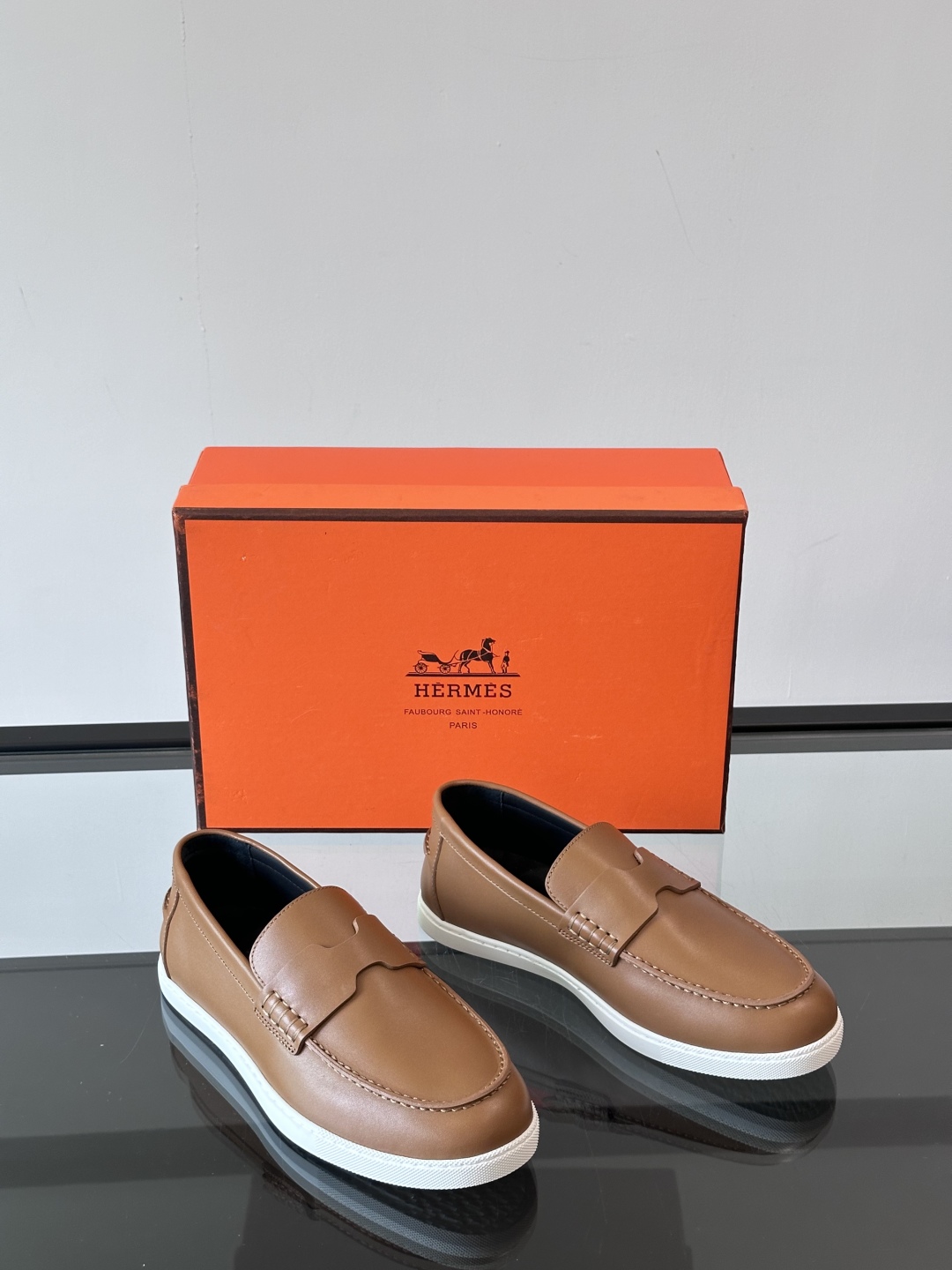 H家爱马仕  Job乐福鞋 👞！麂皮山羊皮乐福鞋，搭配橡胶鞋底，经典“H”型鞋面。
款式穿着感受舒适，打