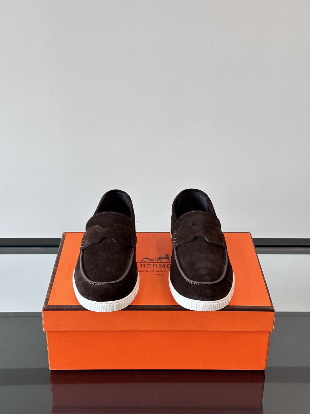 H家爱马仕  Job乐福鞋 👞！麂皮山羊皮乐福鞋，搭配橡胶鞋底，经典“H”型鞋面。
款式穿着感受舒适，打