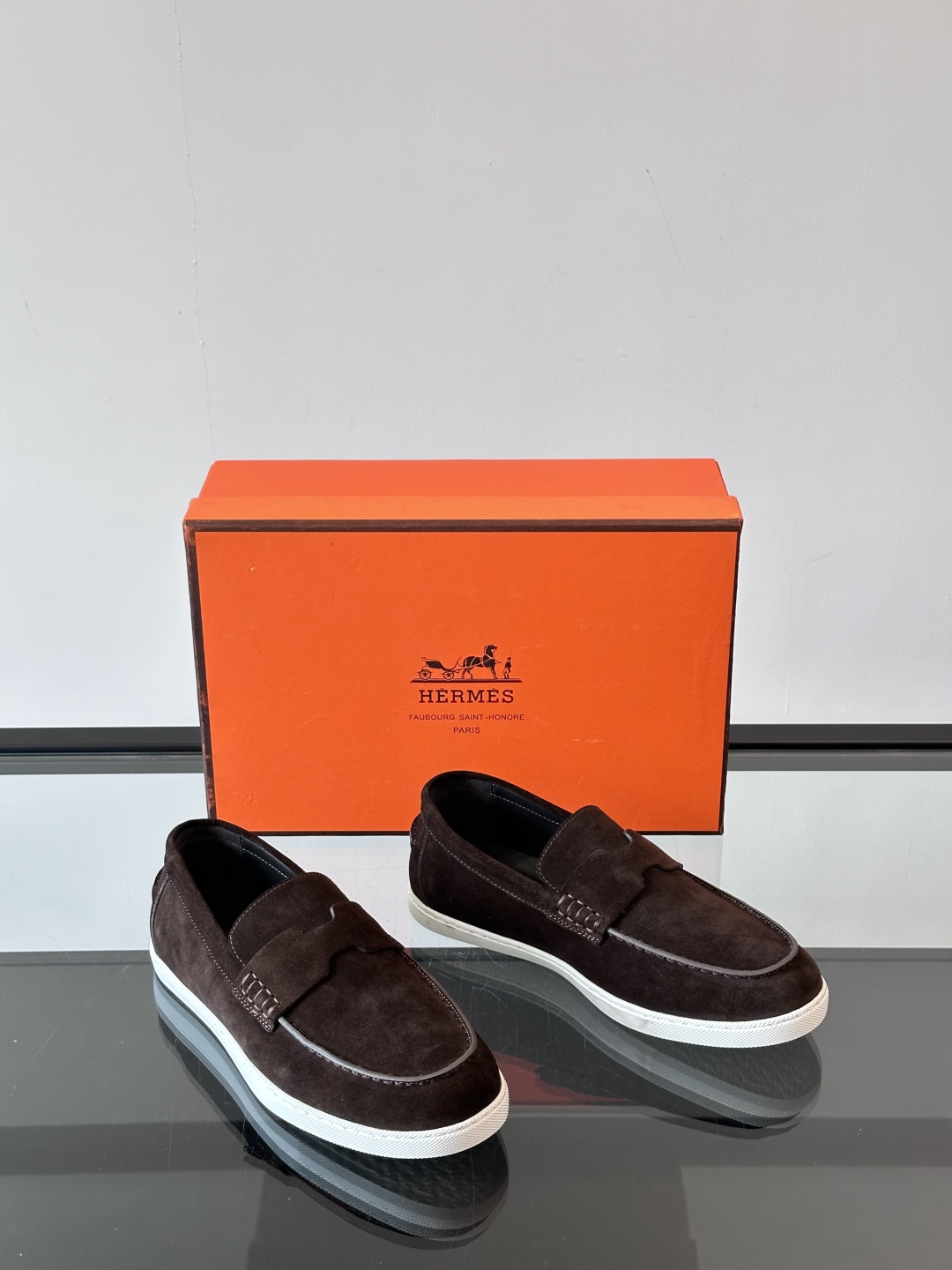 H家爱马仕  Job乐福鞋 👞！麂皮山羊皮乐福鞋，搭配橡胶鞋底，经典“H”型鞋面。
款式穿着感受舒适，打