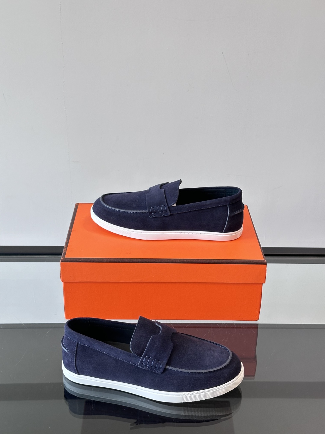H家爱马仕  Job乐福鞋 👞！麂皮山羊皮乐福鞋，搭配橡胶鞋底，经典“H”型鞋面。
款式穿着感受舒适，打
