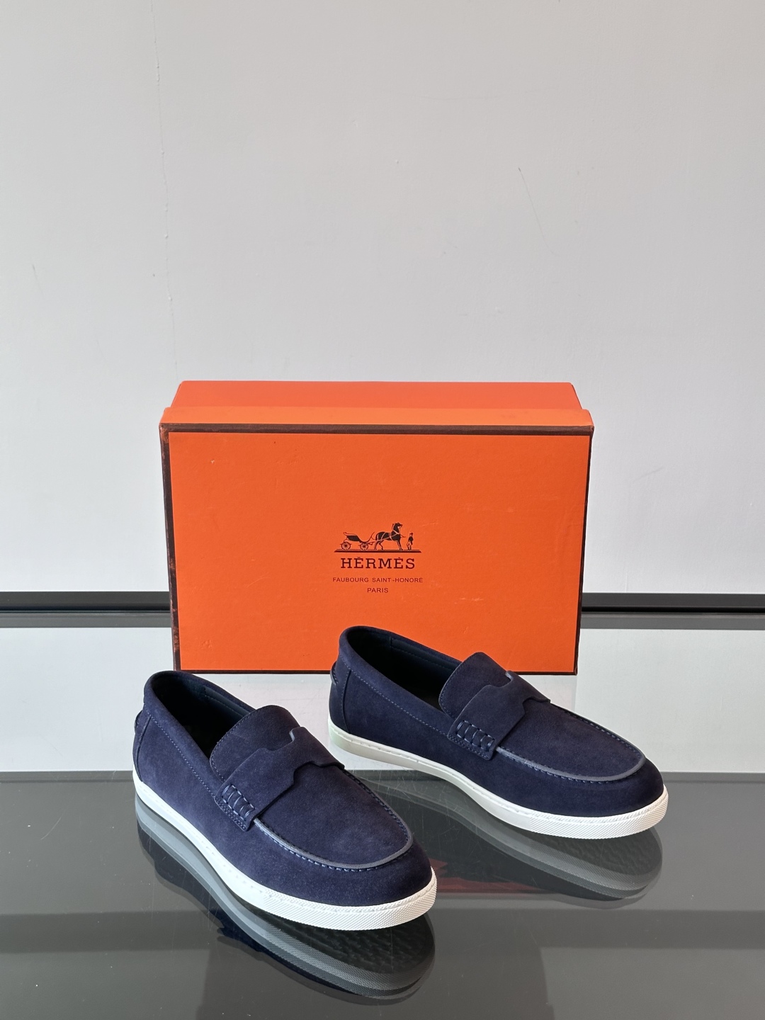 H家爱马仕  Job乐福鞋 👞！麂皮山羊皮乐福鞋，搭配橡胶鞋底，经典“H”型鞋面。
款式穿着感受舒适，打
