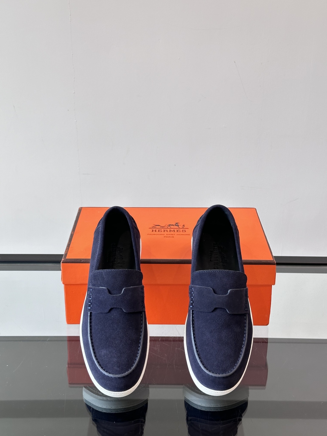 H家爱马仕  Job乐福鞋 👞！麂皮山羊皮乐福鞋，搭配橡胶鞋底，经典“H”型鞋面。
款式穿着感受舒适，打