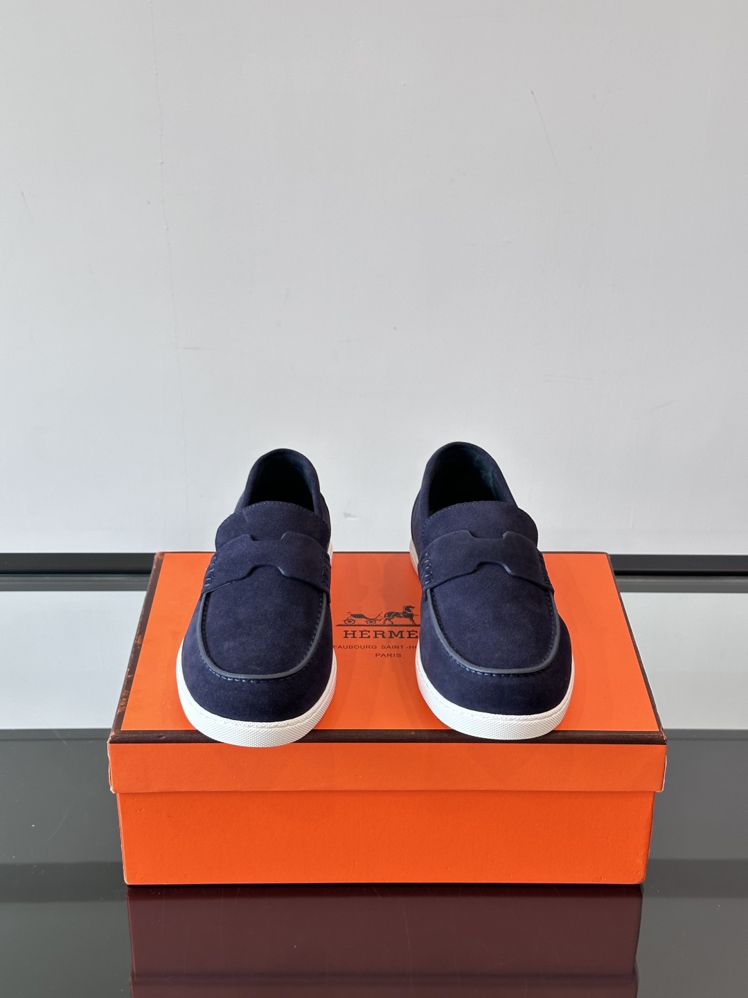 H家爱马仕  Job乐福鞋 👞！麂皮山羊皮乐福鞋，搭配橡胶鞋底，经典“H”型鞋面。
款式穿着感受舒适，打