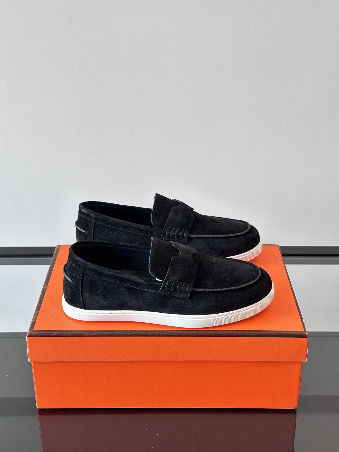 H家爱马仕  Job乐福鞋 👞！麂皮山羊皮乐福鞋，搭配橡胶鞋底，经典“H”型鞋面。
款式穿着感受舒适，打