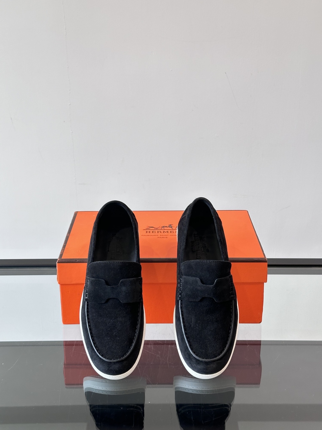 H家爱马仕  Job乐福鞋 👞！麂皮山羊皮乐福鞋，搭配橡胶鞋底，经典“H”型鞋面。
款式穿着感受舒适，打