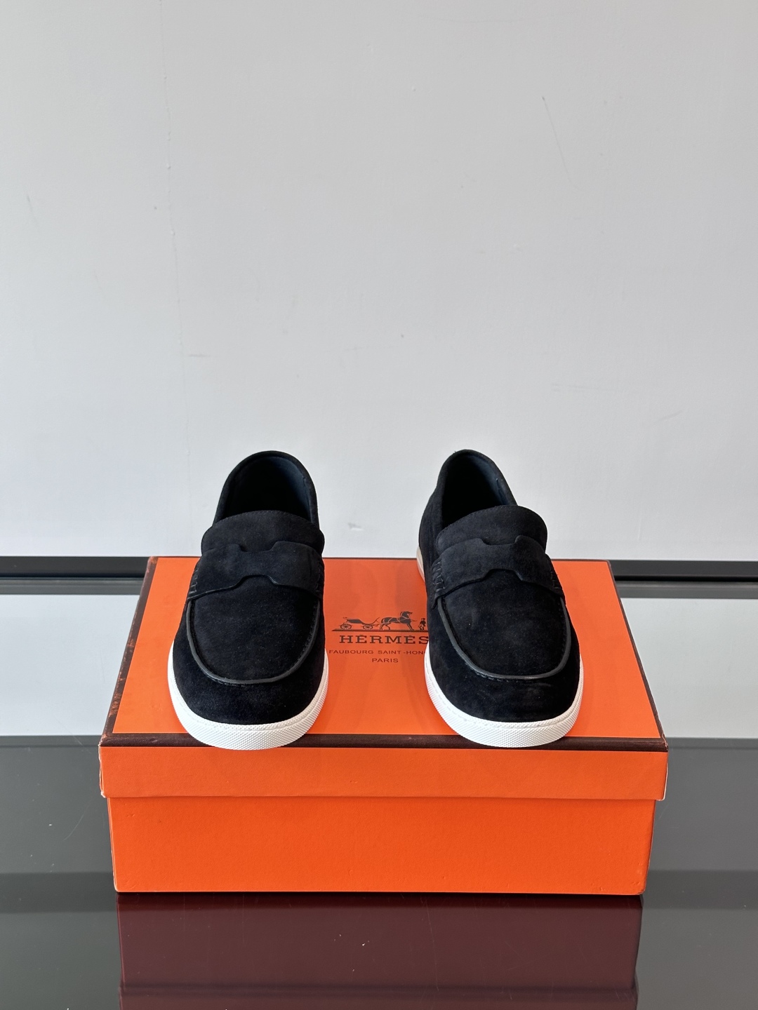H家爱马仕  Job乐福鞋 👞！麂皮山羊皮乐福鞋，搭配橡胶鞋底，经典“H”型鞋面。
款式穿着感受舒适，打