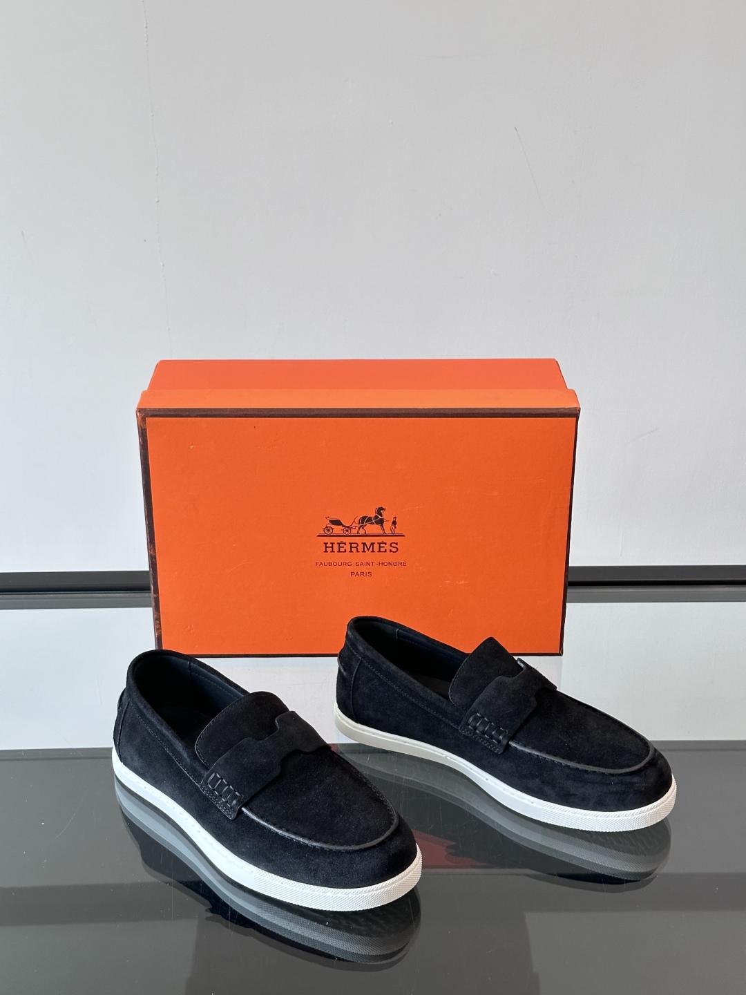 H家爱马仕  Job乐福鞋 👞！麂皮山羊皮乐福鞋，搭配橡胶鞋底，经典“H”型鞋面。
款式穿着感受舒适，打