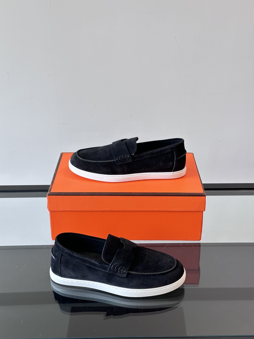 H家爱马仕  Job乐福鞋 👞！麂皮山羊皮乐福鞋，搭配橡胶鞋底，经典“H”型鞋面。
款式穿着感受舒适，打