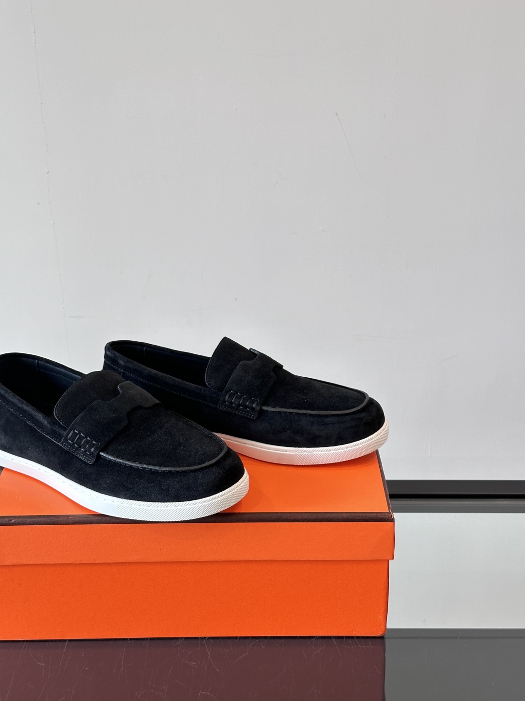 H家爱马仕  Job乐福鞋 👞！麂皮山羊皮乐福鞋，搭配橡胶鞋底，经典“H”型鞋面。
款式穿着感受舒适，打