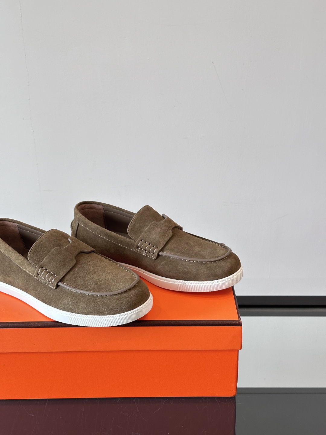 H家爱马仕  Job乐福鞋 👞！麂皮山羊皮乐福鞋，搭配橡胶鞋底，经典“H”型鞋面。
款式穿着感受舒适，打