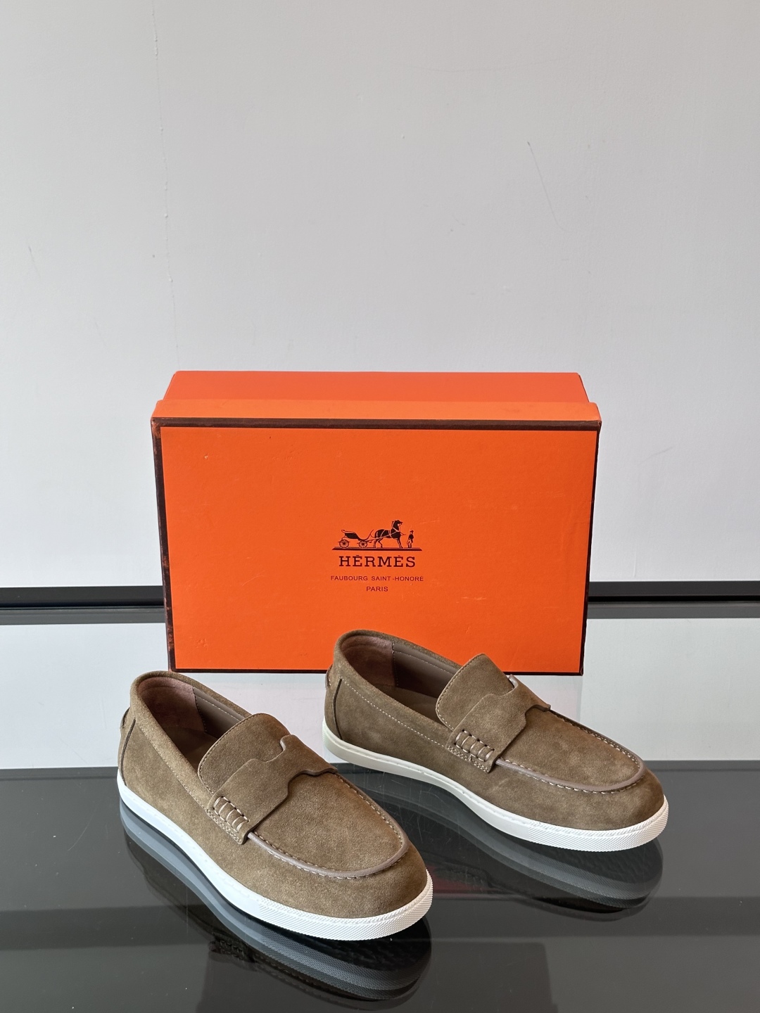 H家爱马仕  Job乐福鞋 👞！麂皮山羊皮乐福鞋，搭配橡胶鞋底，经典“H”型鞋面。
款式穿着感受舒适，打