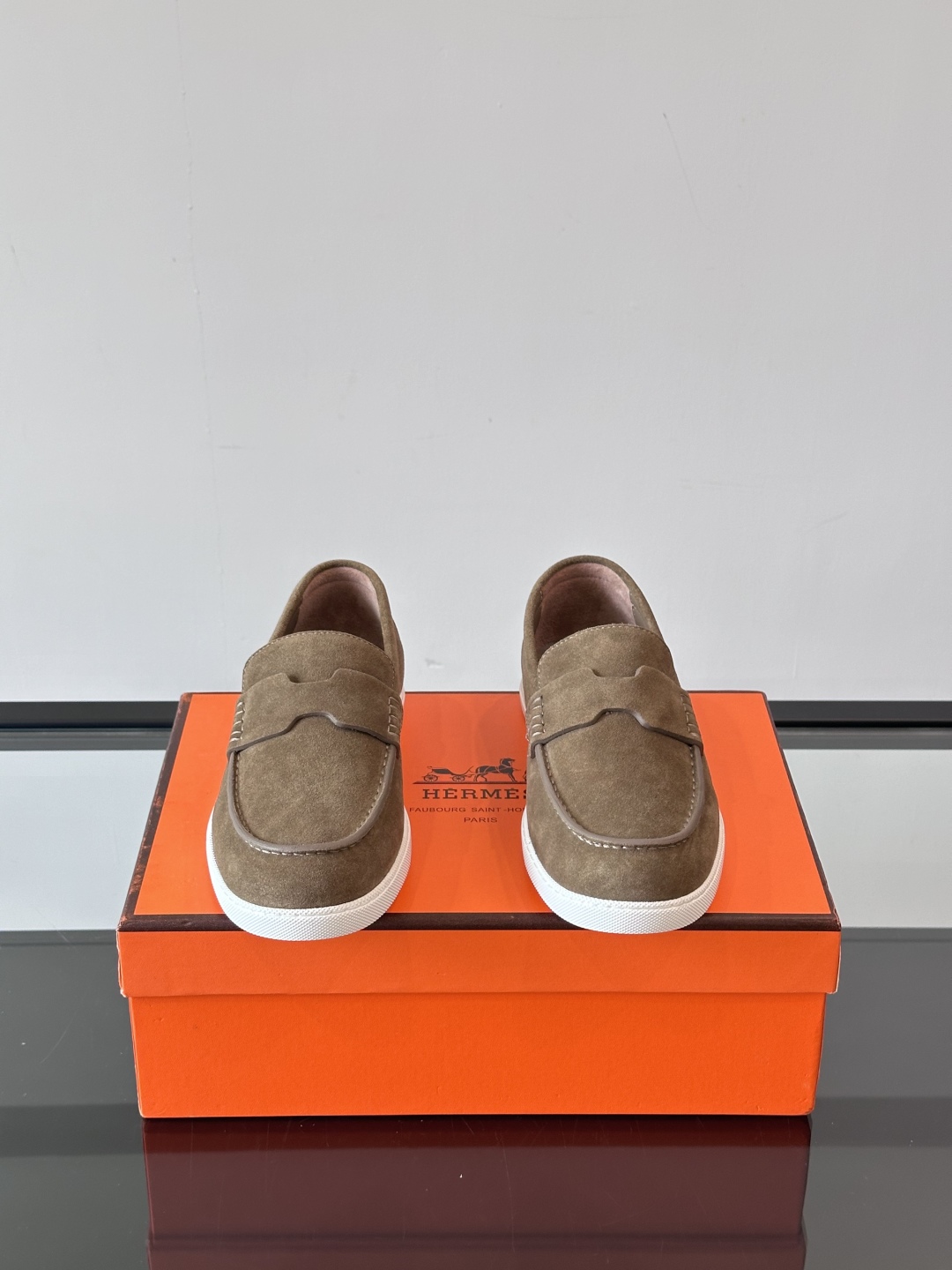 H家爱马仕  Job乐福鞋 👞！麂皮山羊皮乐福鞋，搭配橡胶鞋底，经典“H”型鞋面。
款式穿着感受舒适，打