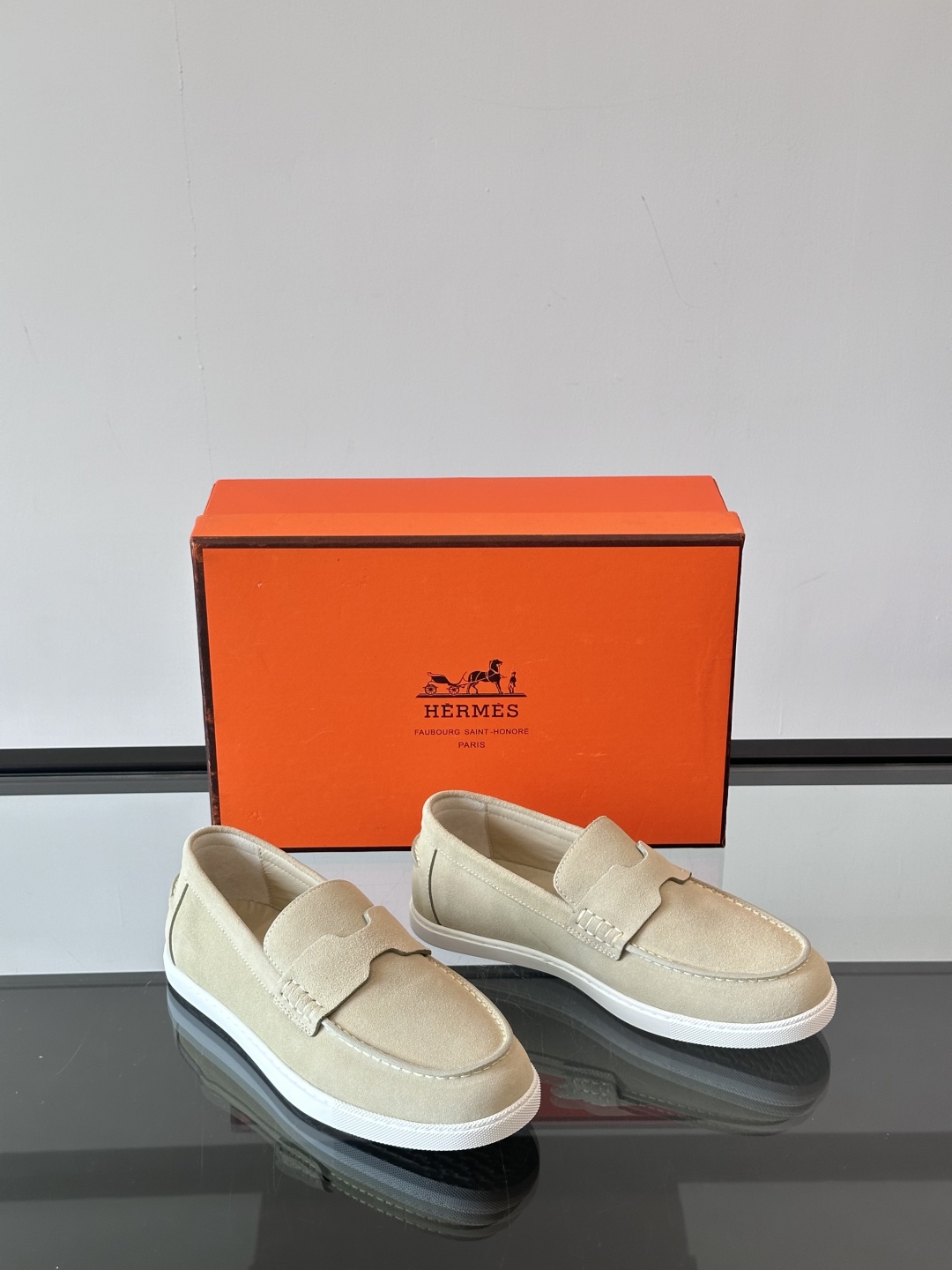 H家爱马仕  Job乐福鞋 👞！麂皮山羊皮乐福鞋，搭配橡胶鞋底，经典“H”型鞋面。
款式穿着感受舒适，打