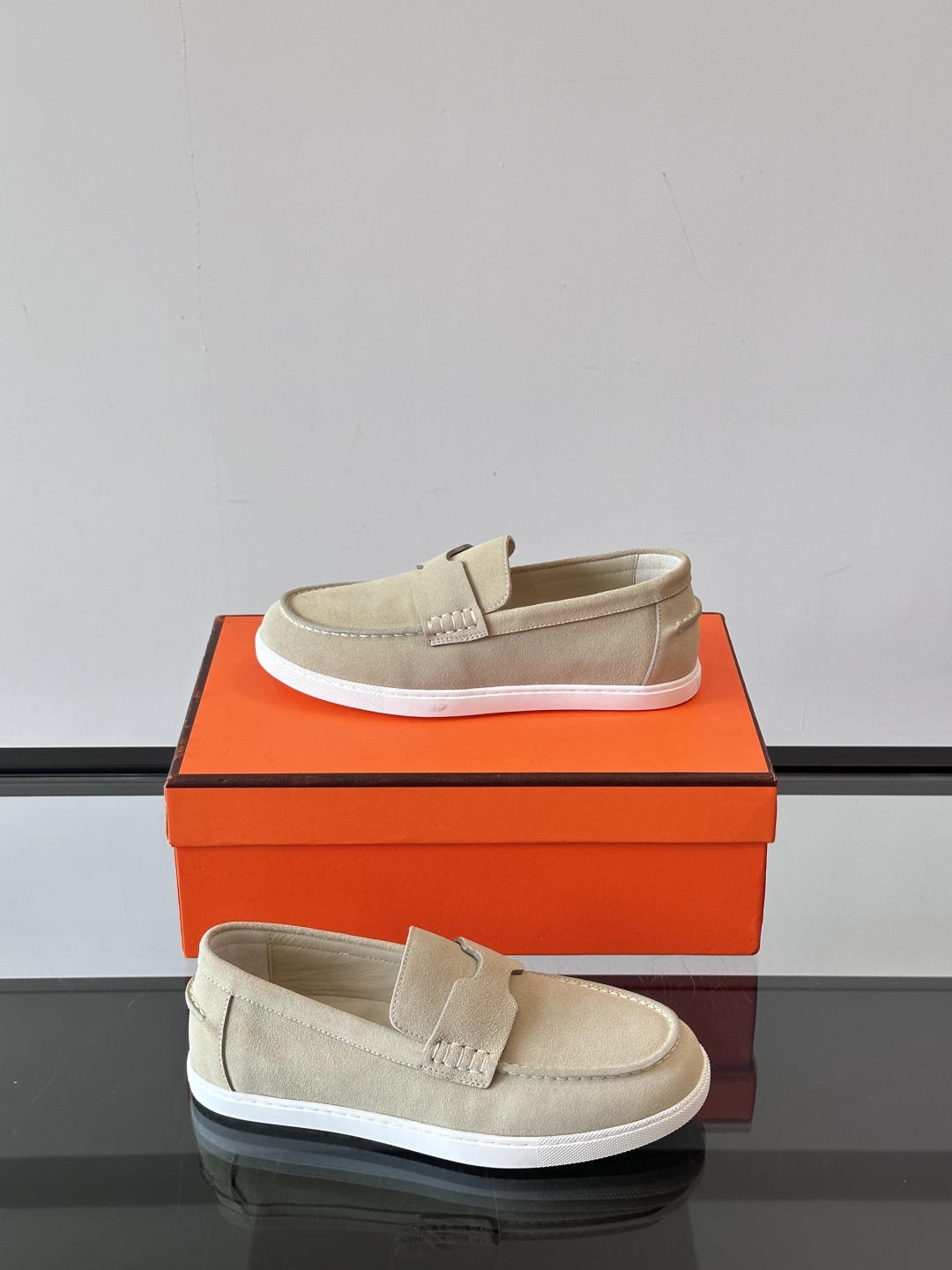 H家爱马仕  Job乐福鞋 👞！麂皮山羊皮乐福鞋，搭配橡胶鞋底，经典“H”型鞋面。
款式穿着感受舒适，打