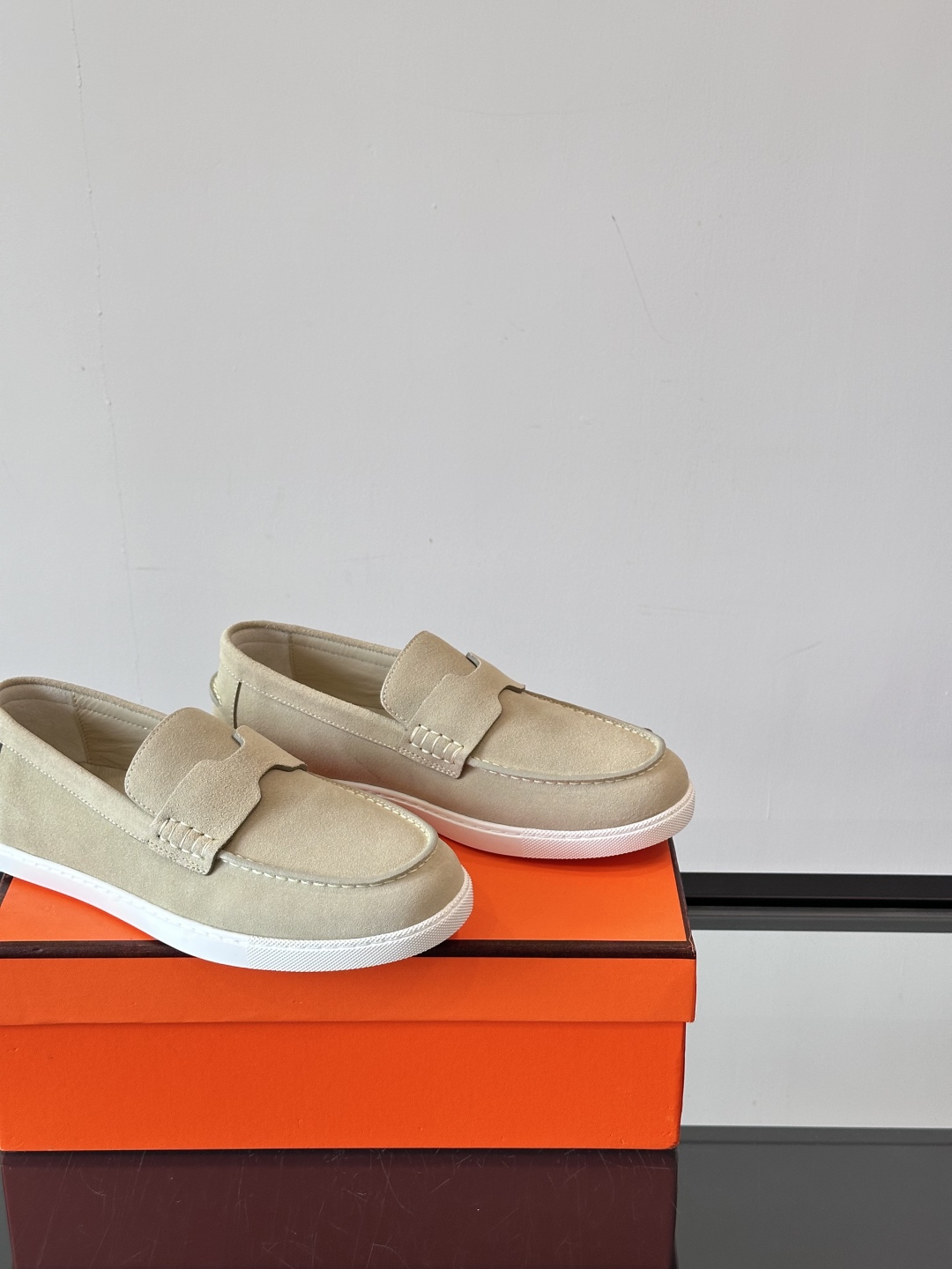 H家爱马仕  Job乐福鞋 👞！麂皮山羊皮乐福鞋，搭配橡胶鞋底，经典“H”型鞋面。
款式穿着感受舒适，打