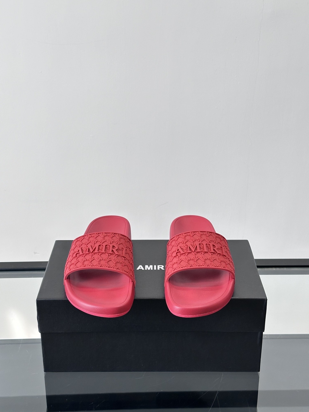 Amiri男士拖鞋。Amiri是来自美国的高端时尚品牌,由设计师Mike Amiri创立,以融合摇滚风格