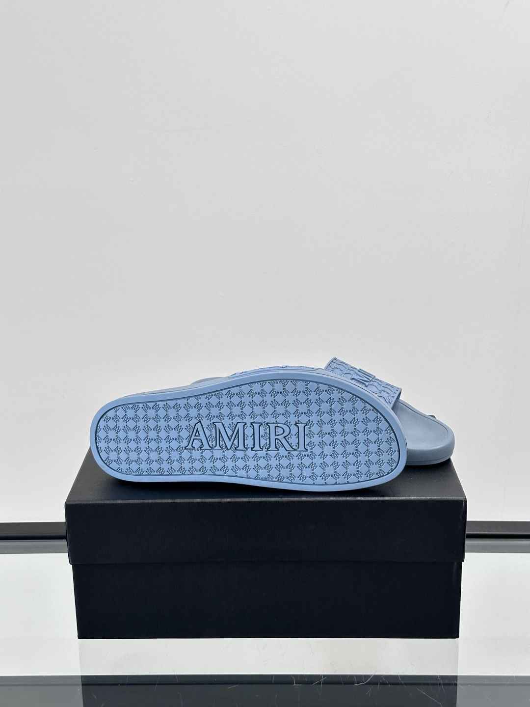 Amiri男士拖鞋。Amiri是来自美国的高端时尚品牌,由设计师Mike Amiri创立,以融合摇滚风格