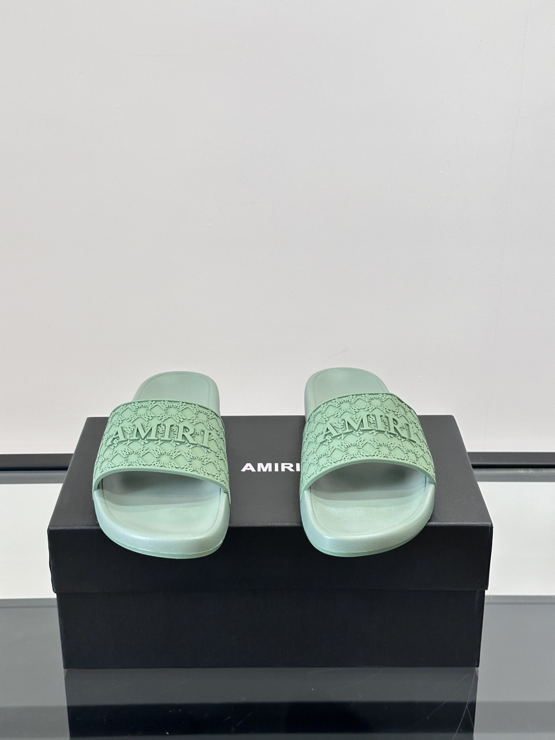 Amiri男士拖鞋。Amiri是来自美国的高端时尚品牌,由设计师Mike Amiri创立,以融合摇滚风格