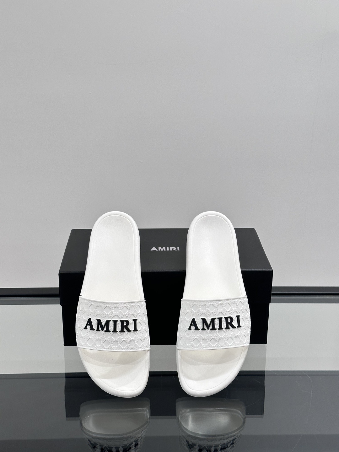 Amiri男士拖鞋。Amiri是来自美国的高端时尚品牌,由设计师Mike Amiri创立,以融合摇滚风格