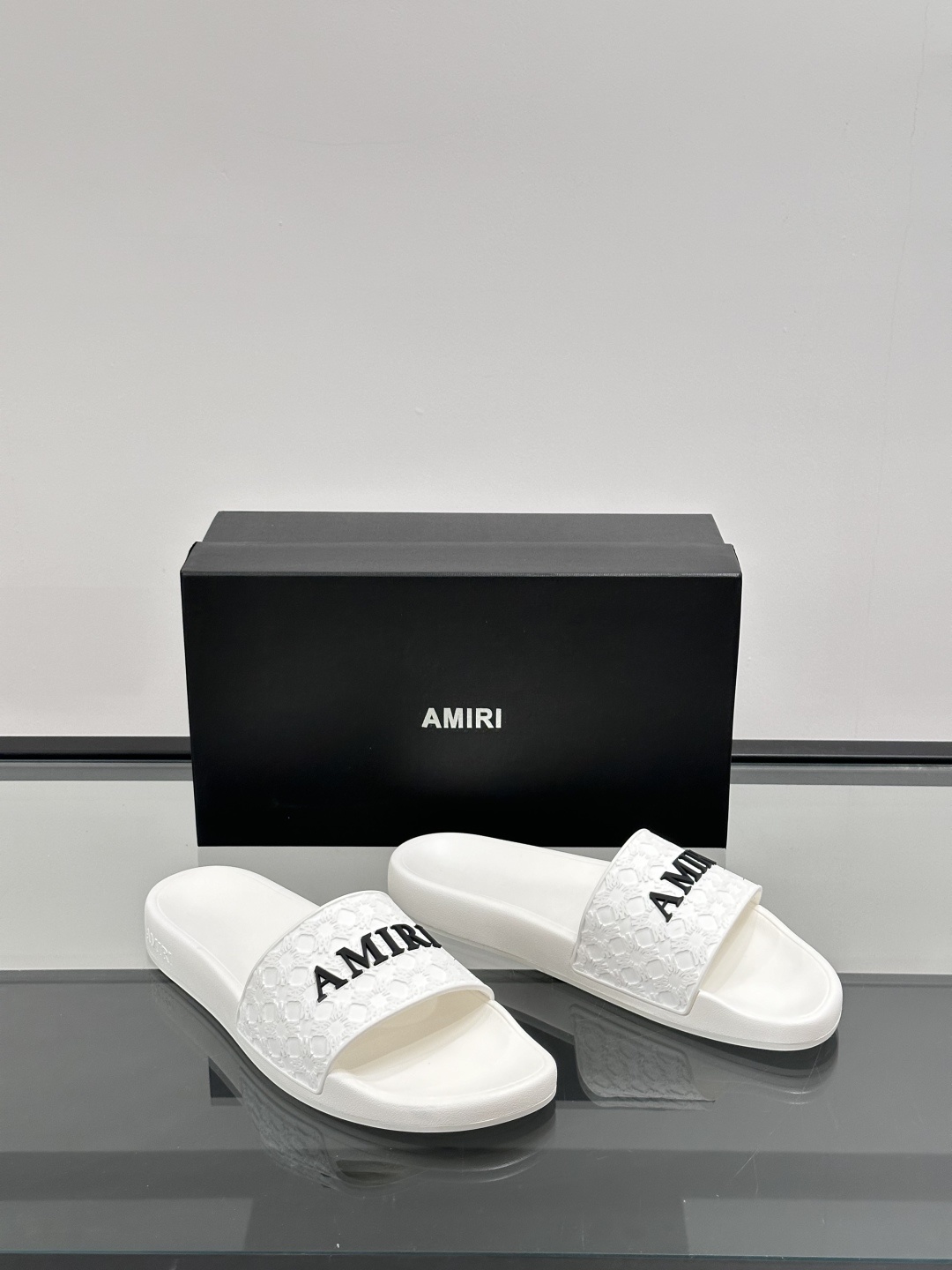 Amiri男士拖鞋。Amiri是来自美国的高端时尚品牌,由设计师Mike Amiri创立,以融合摇滚风格