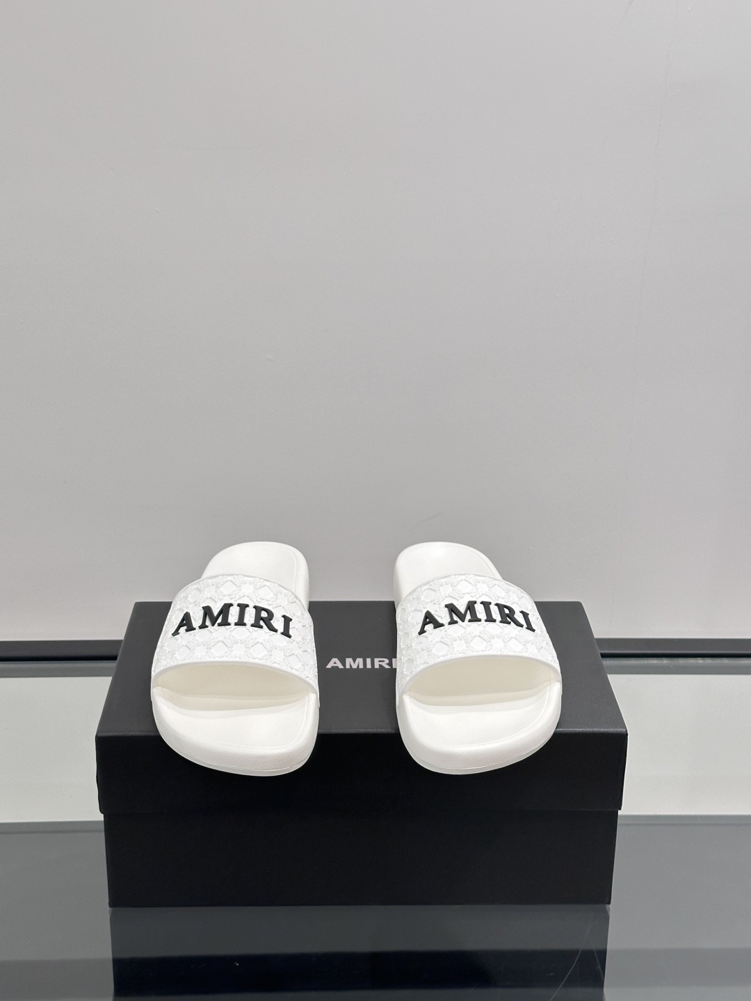 Amiri男士拖鞋。Amiri是来自美国的高端时尚品牌,由设计师Mike Amiri创立,以融合摇滚风格