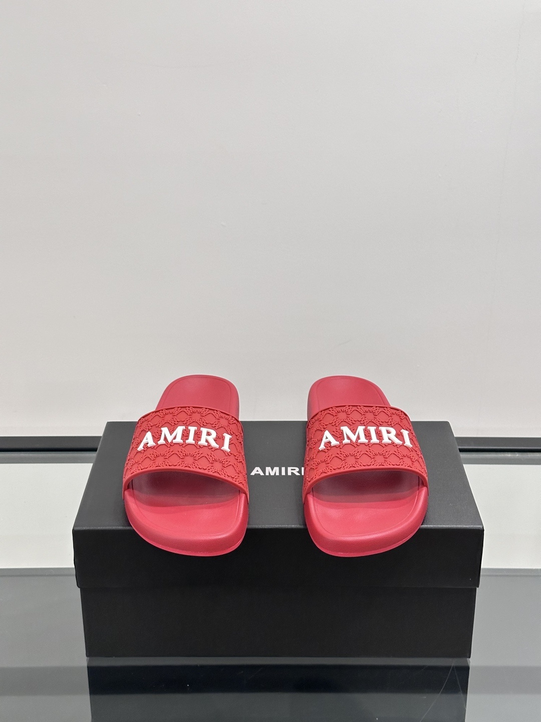 Amiri男士拖鞋。Amiri是来自美国的高端时尚品牌,由设计师Mike Amiri创立,以融合摇滚风格