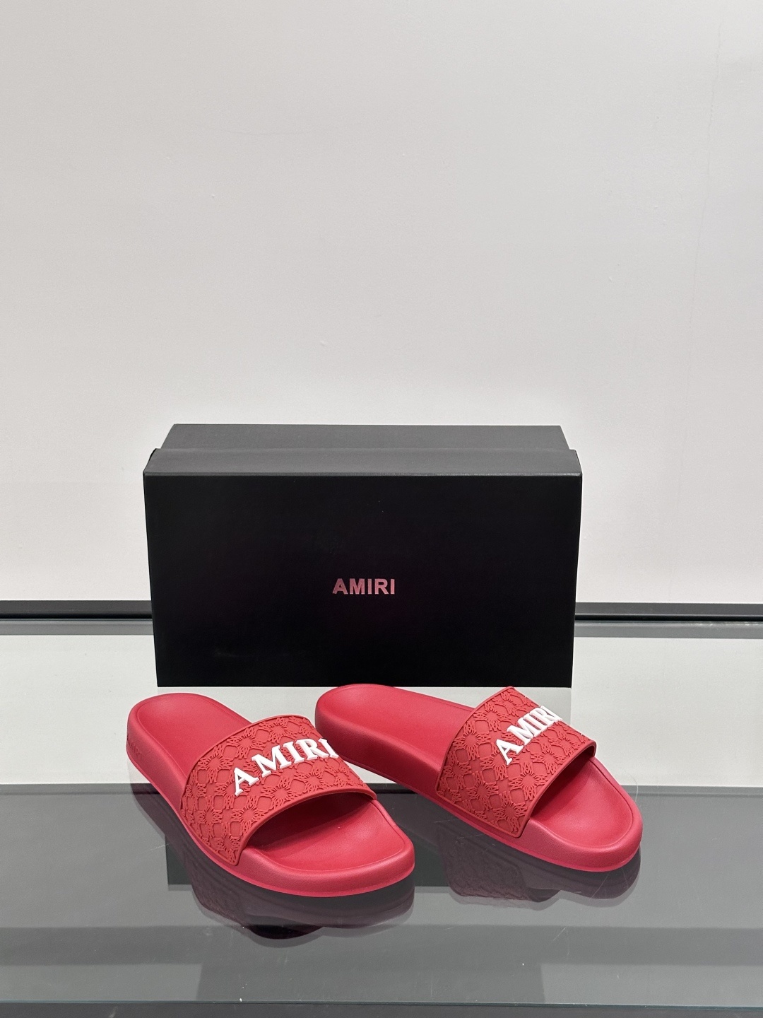 Amiri男士拖鞋。Amiri是来自美国的高端时尚品牌,由设计师Mike Amiri创立,以融合摇滚风格