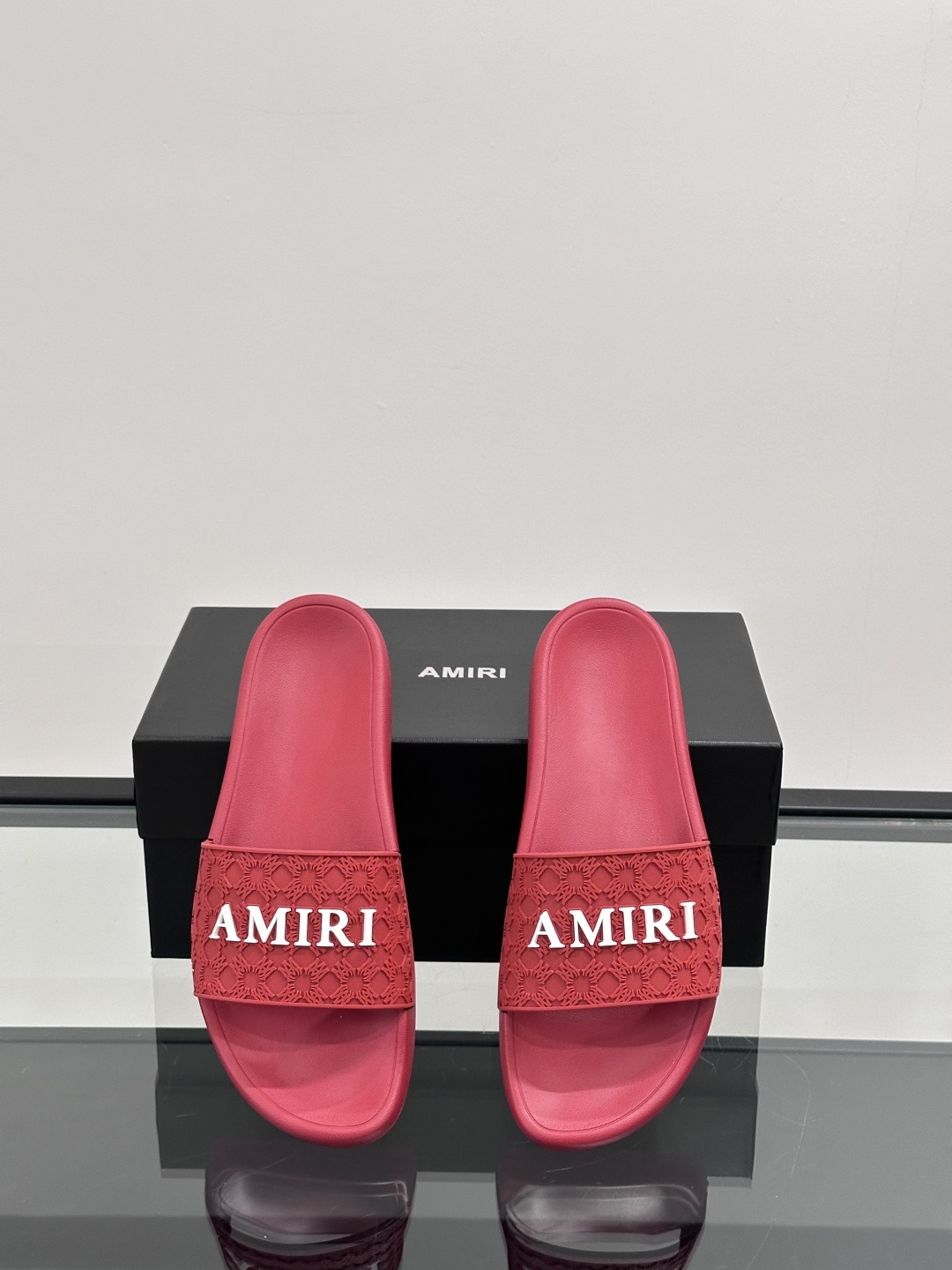 Amiri男士拖鞋。Amiri是来自美国的高端时尚品牌,由设计师Mike Amiri创立,以融合摇滚风格