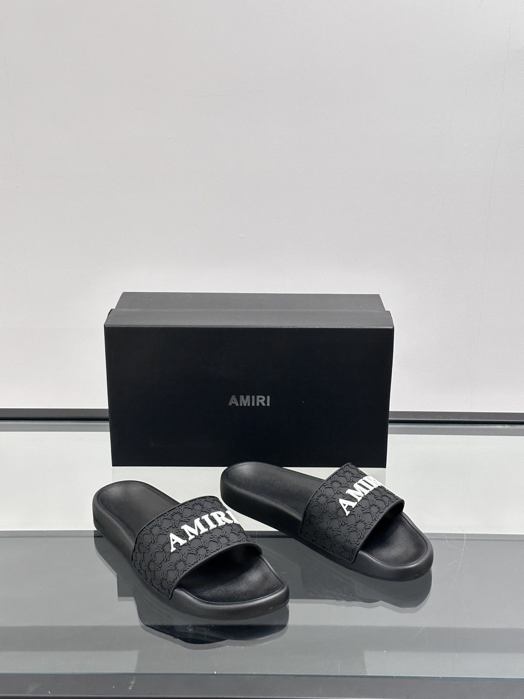 Amiri男士拖鞋。Amiri是来自美国的高端时尚品牌,由设计师Mike Amiri创立,以融合摇滚风格