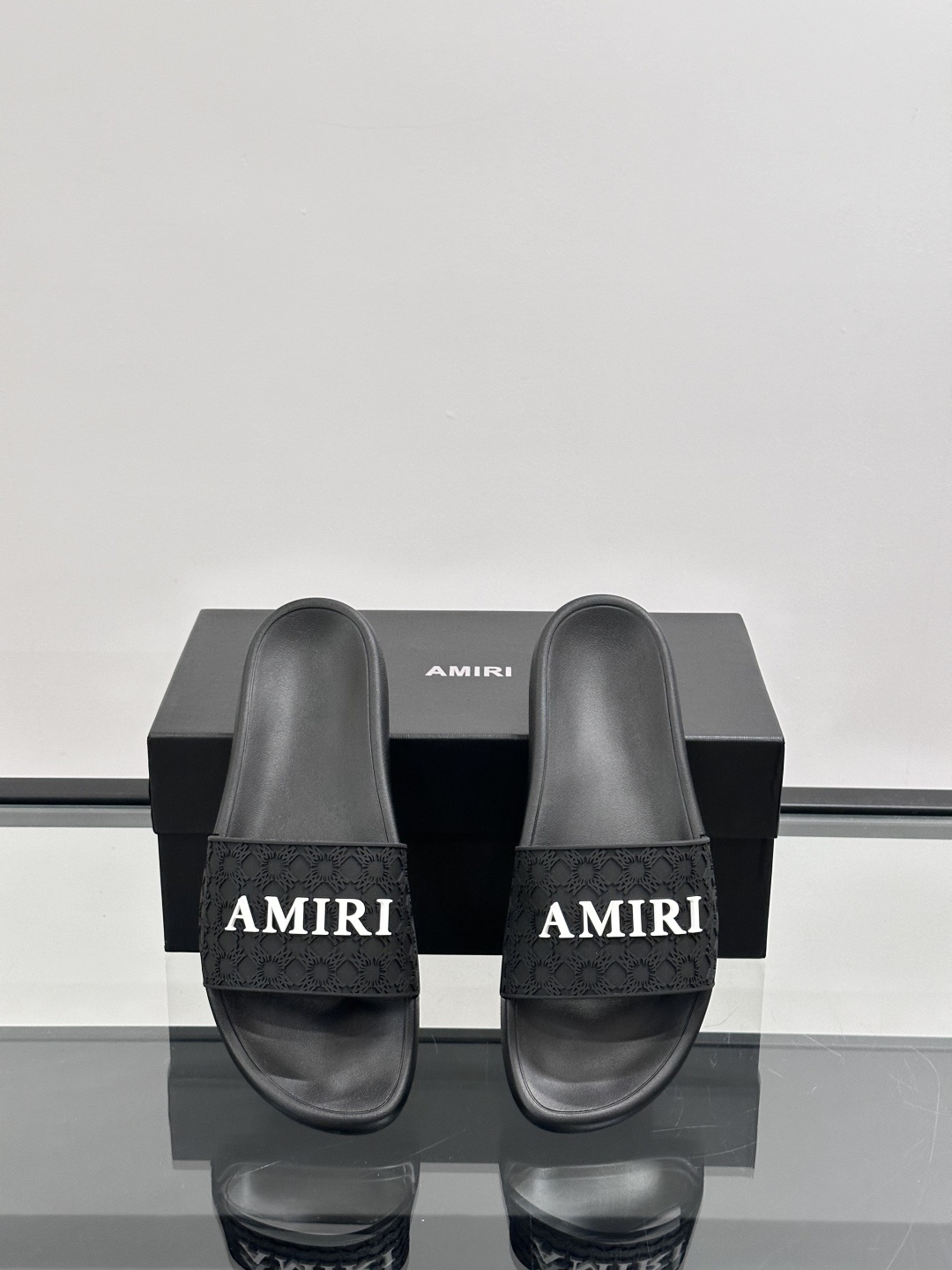 Amiri男士拖鞋。Amiri是来自美国的高端时尚品牌,由设计师Mike Amiri创立,以融合摇滚风格