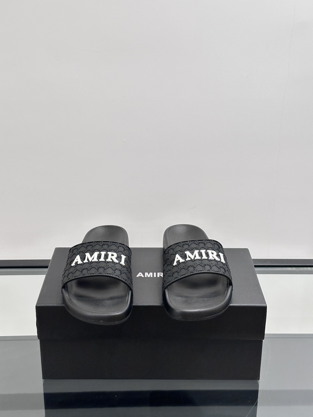 Amiri男士拖鞋。Amiri是来自美国的高端时尚品牌,由设计师Mike Amiri创立,以融合摇滚风格