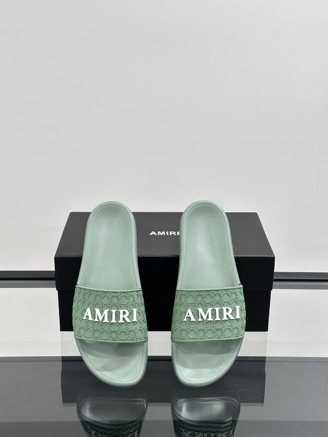 Amiri男士拖鞋。Amiri是来自美国的高端时尚品牌,由设计师Mike Amiri创立,以融合摇滚风格