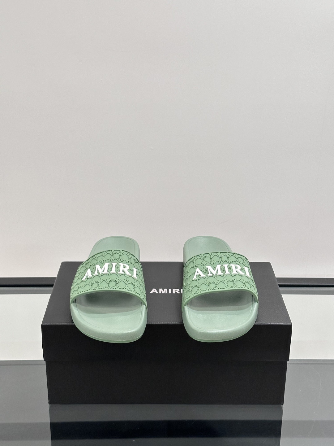 Amiri男士拖鞋。Amiri是来自美国的高端时尚品牌,由设计师Mike Amiri创立,以融合摇滚风格