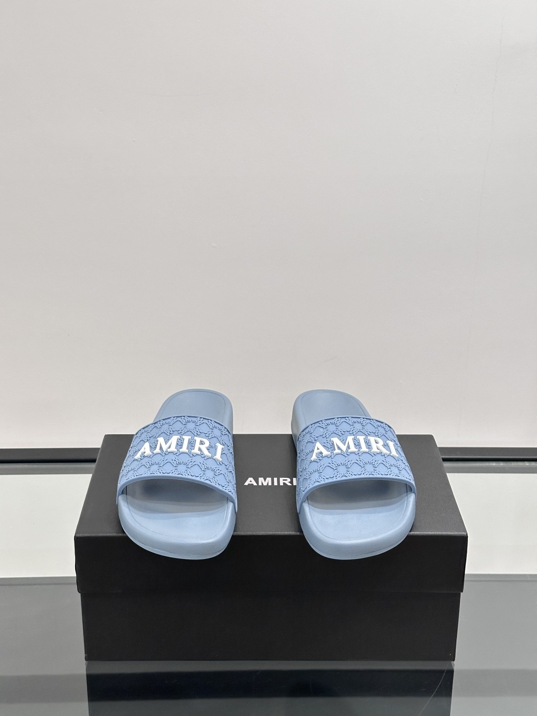 Amiri男士拖鞋。Amiri是来自美国的高端时尚品牌,由设计师Mike Amiri创立,以融合摇滚风格