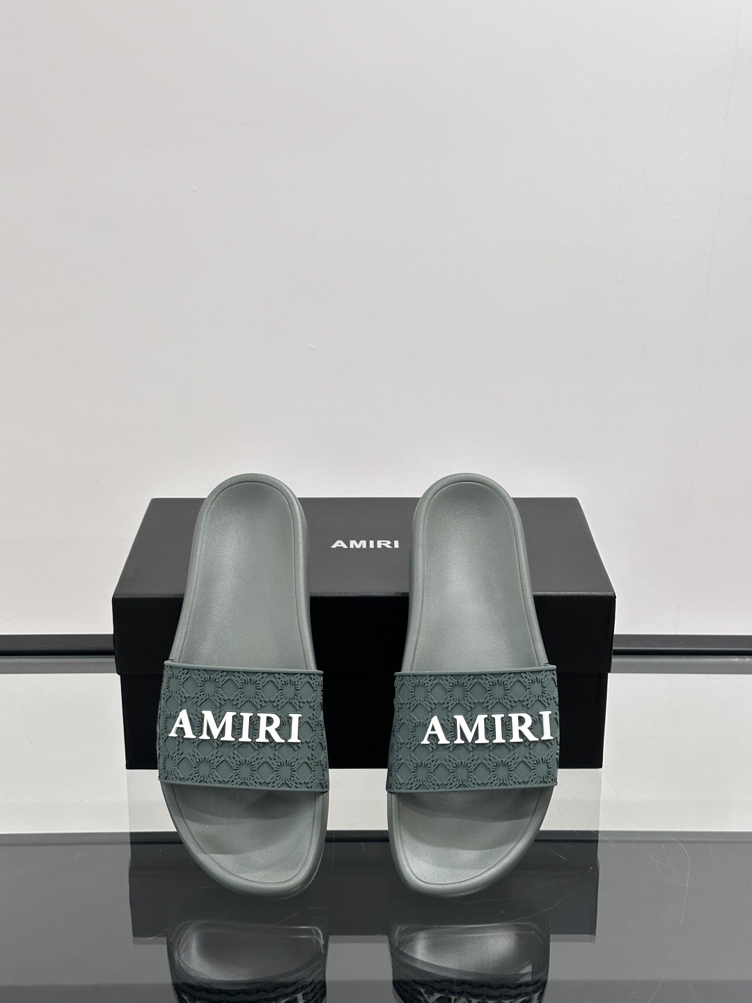 Amiri男士拖鞋。Amiri是来自美国的高端时尚品牌,由设计师Mike Amiri创立,以融合摇滚风格
